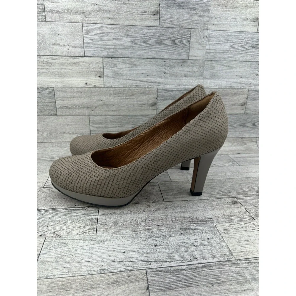 Clarks Artisan Taupe Snakeskin Textured Platform Pump Heels Round Toe Women 8.5M